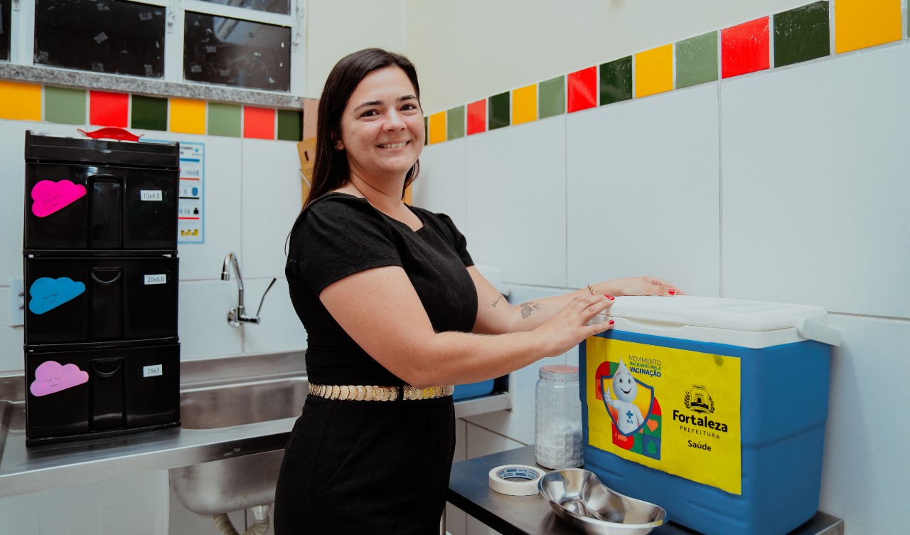 enfermeira bruna osterno dentro da sala de vacinação